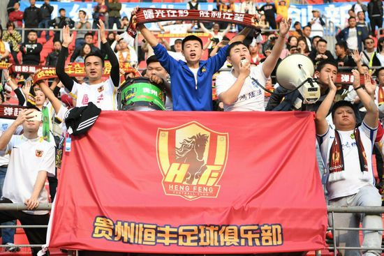 萨利巴在今夏与阿森纳续约至2027年，新合同中不包含解约金条款，罗马诺称巴黎与拜仁都曾有意引进萨利巴，但是球员希望留在阿森纳。